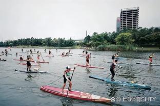 卡塞米罗喂饼马夏尔后宠溺拍脸，两人紧紧拥抱，旁边的马奎尔……